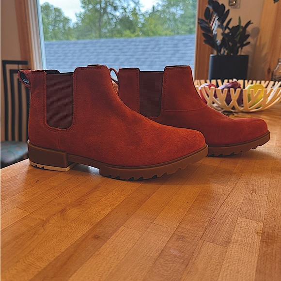 Women’s Size 9.5 Sorel Emelie Chelsea Suede Ankle Boots Waterproof Red/Orange - Picture 2 of 10